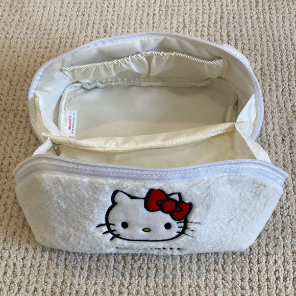 NWT Hello Kitty Faux Fur Cosmetic Bag & Surf Towel Set – Adorable & Rare! - Picture 7 of 9
